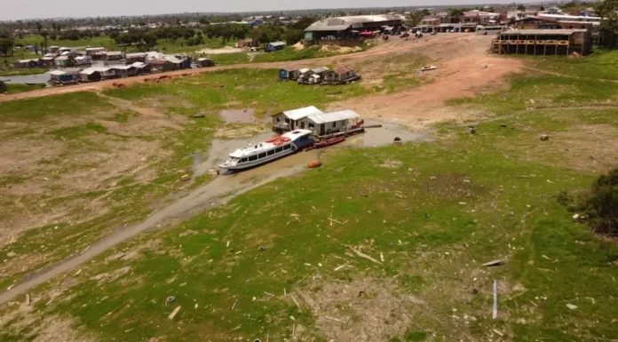 A falta severa de chuvas agrava a situação dos rios da região.