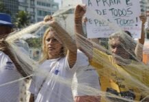 Manifestantes protestam contra PEC das Praias na orla do Rio